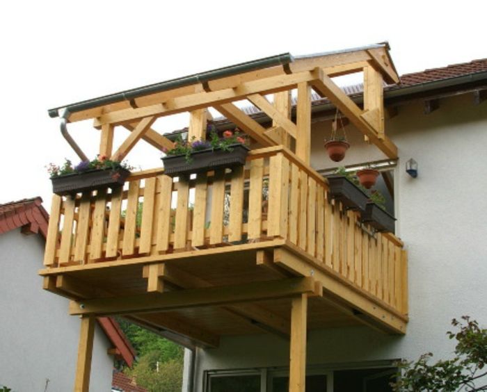 Balkonowe budowle z drewna ornament zadaszenie balkonowe