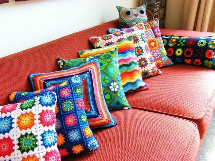 Textilné sofa červená-farebné pletené vankúš