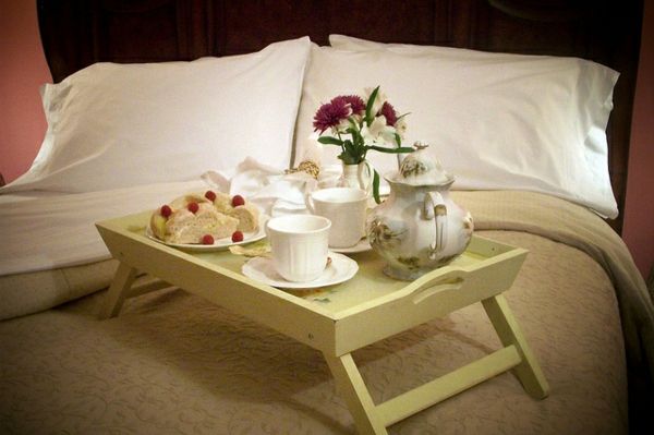Tischcehn-of-trä-breakfast-in-bed-grön färg