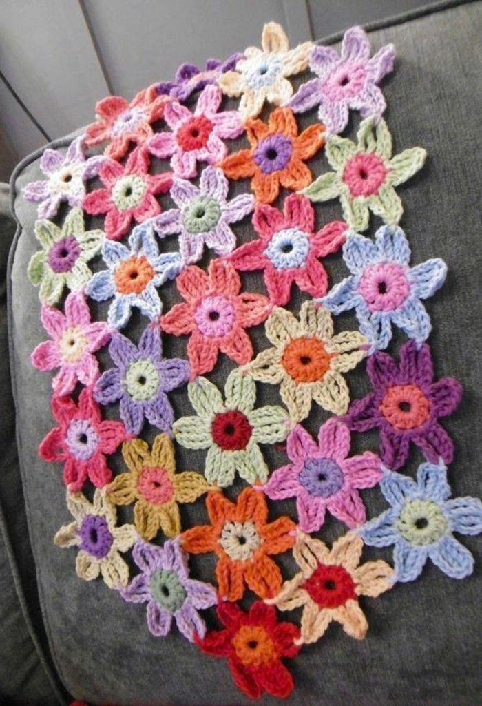 Tafelkleed gehaakte met kleurrijke bloemen