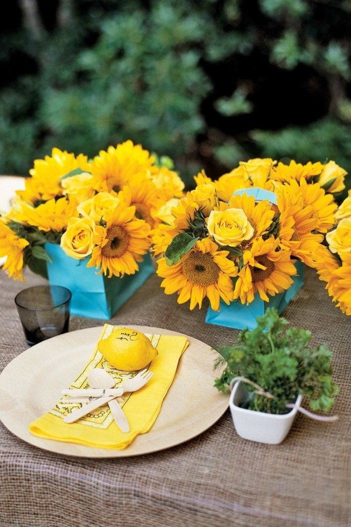 Tafeldecoratie-met-zonnebloemen-in-blauwe vaas