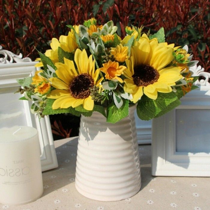 Tafeldecoratie-met-zonnebloemen-in-witte vaas