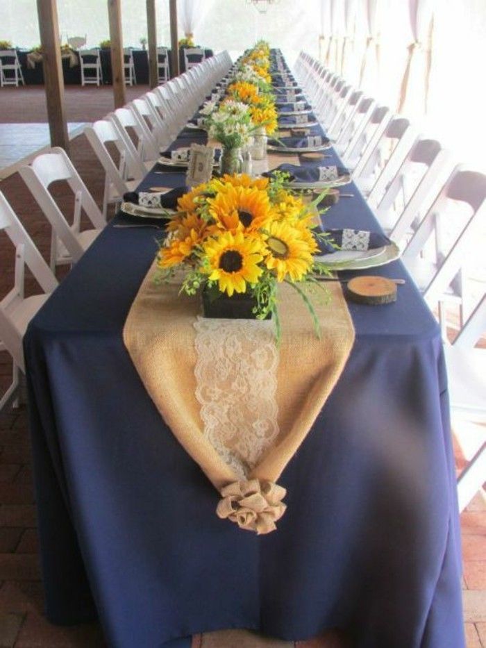 Stalo papuošimas-su-Saulėgrąžų su mėlyna staltiese