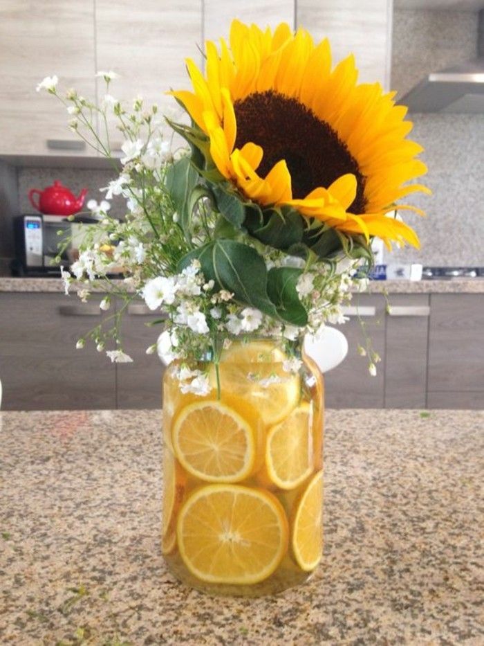 Tafeldecoratie-met-zonnebloemen en-limoneen