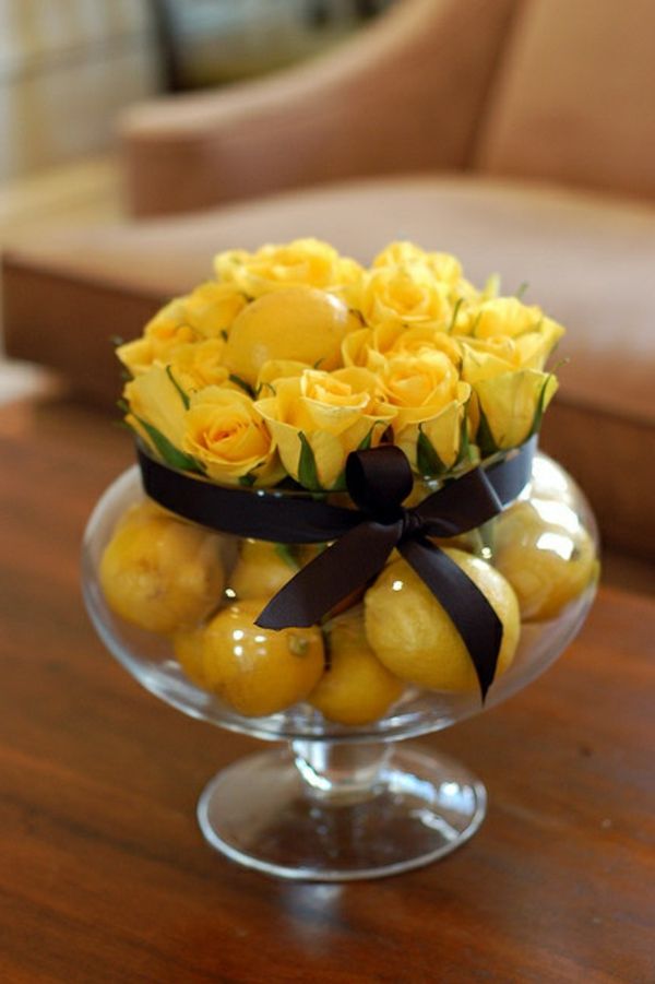 Stalo papuošimas-su-dirbtinis-vaisių bei geltonų rožių