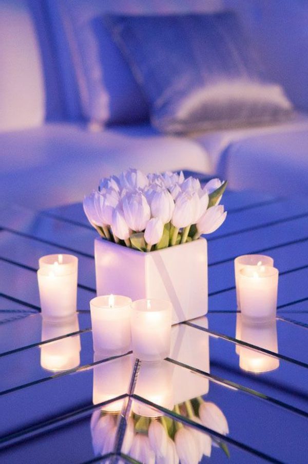 ตกแต่งโต๊ะด้วยดอกทิวลิปสีขาว --- และเทียน