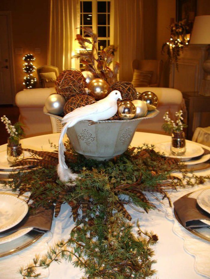 Tischdeko till jul eleganta smycken vit dekorativa duva granris