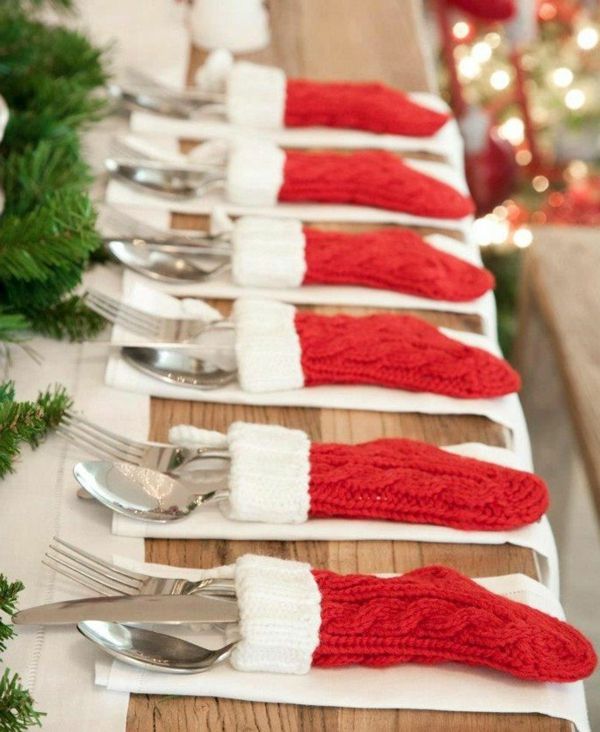 Stalo papuošimas-už-Kalėdų-su-gražus dekoravimas-su-raudonais-kojinės
