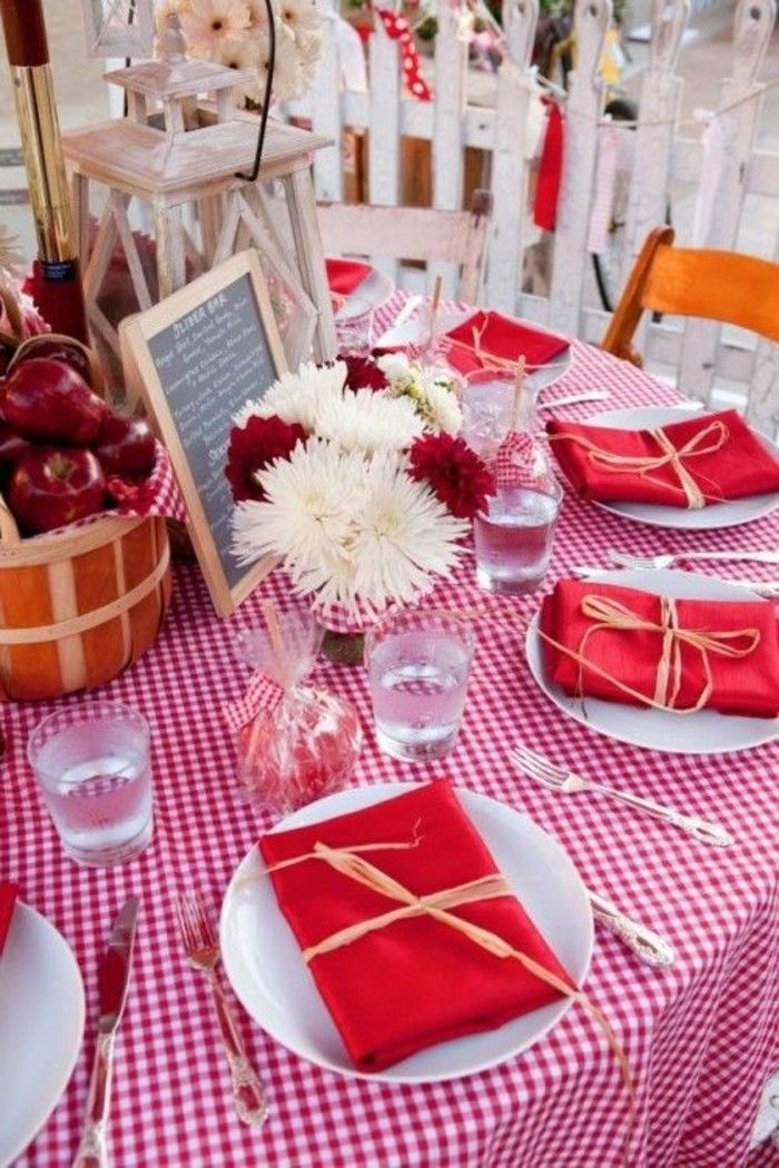 Stalo papuošimas Idėjos-in-raudona-staltiese su languota modelių