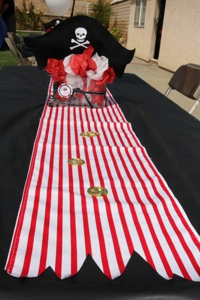 Stalo papuošimas su piratu motyvais stalo Runner ir baltos ir raudonos juostelės