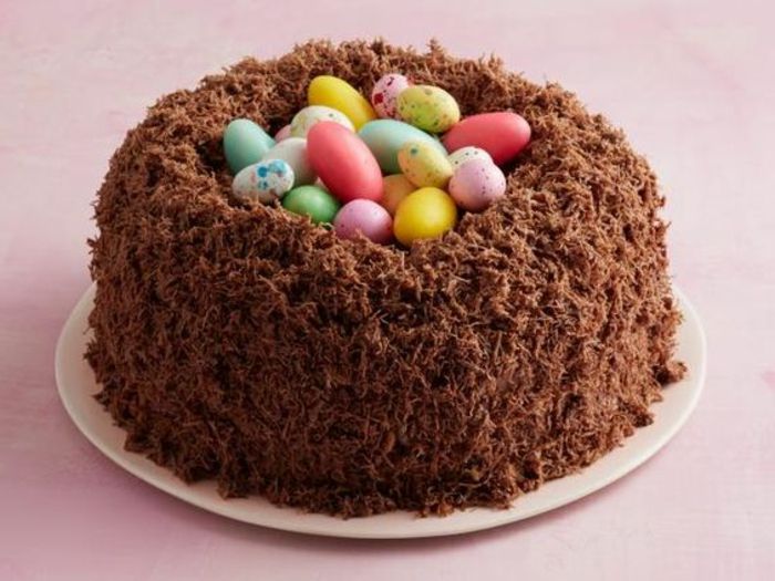 Ciasto z motywem wielkanocnym w kształcie miski czekoladowej easterest kolorowymi jajkami