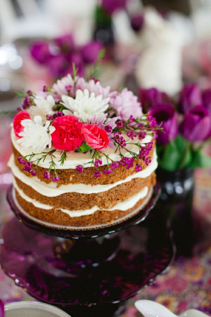 Pyragas papuoštas-su-gėlių-in-kaimiškas stilius