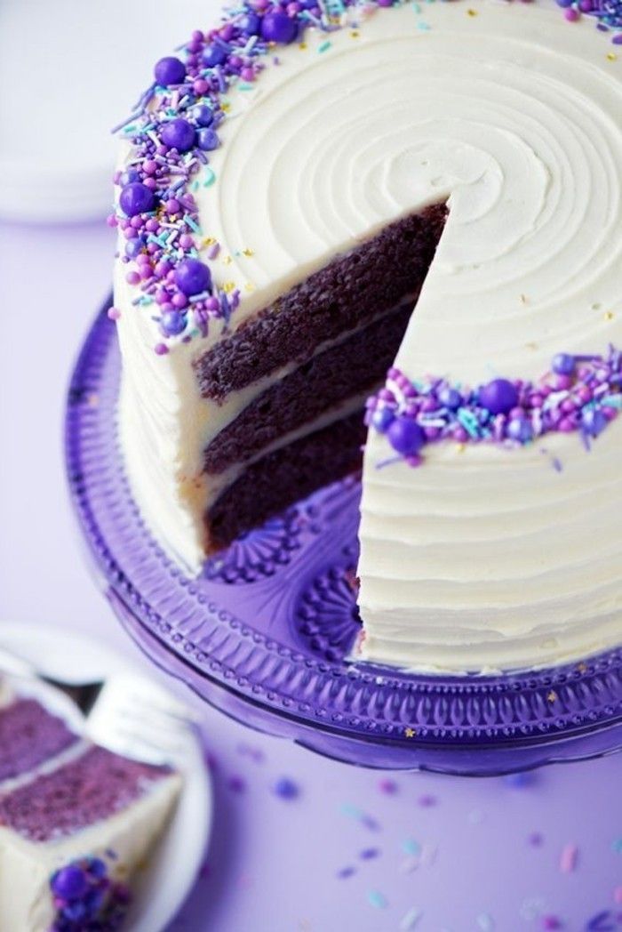 Pyragas su balta glazūra ir violetinė-įdaru