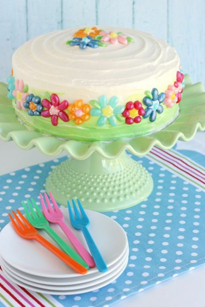 lage kremaktig kake til påske selv og dekorere med blomstermotiver
