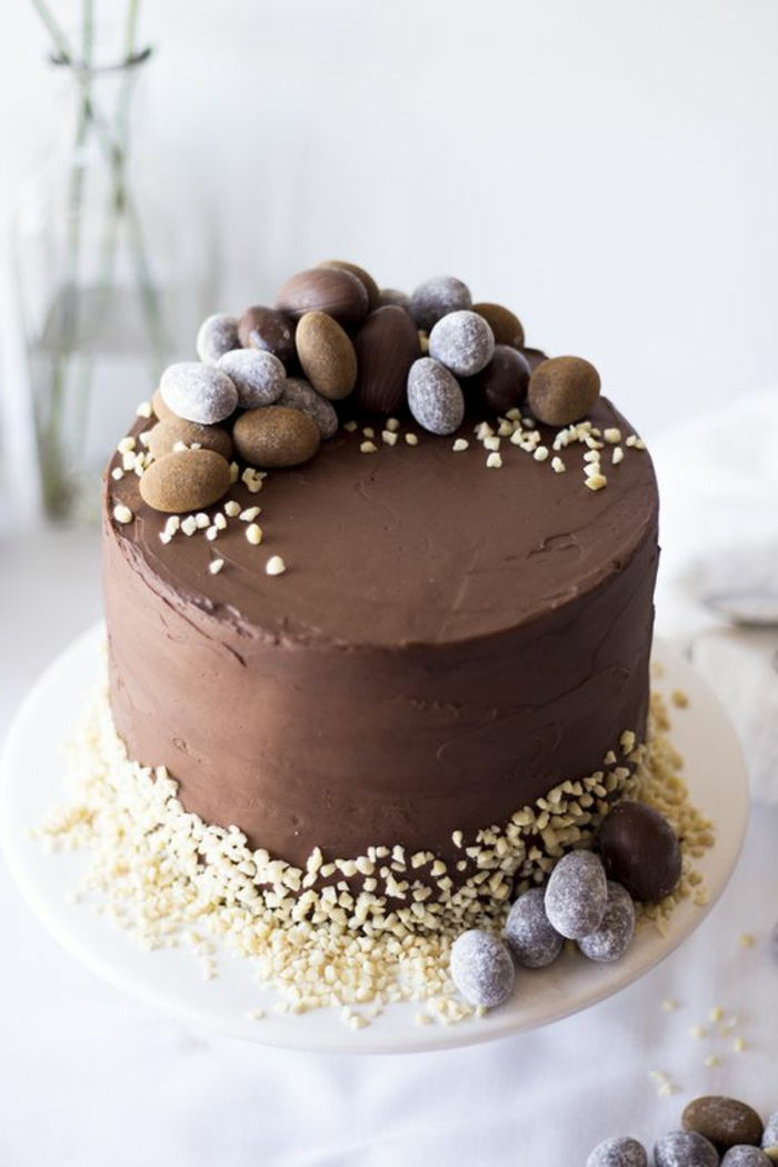 ciasto czekoladowe udekoruj wielkanoc z małymi pisankami