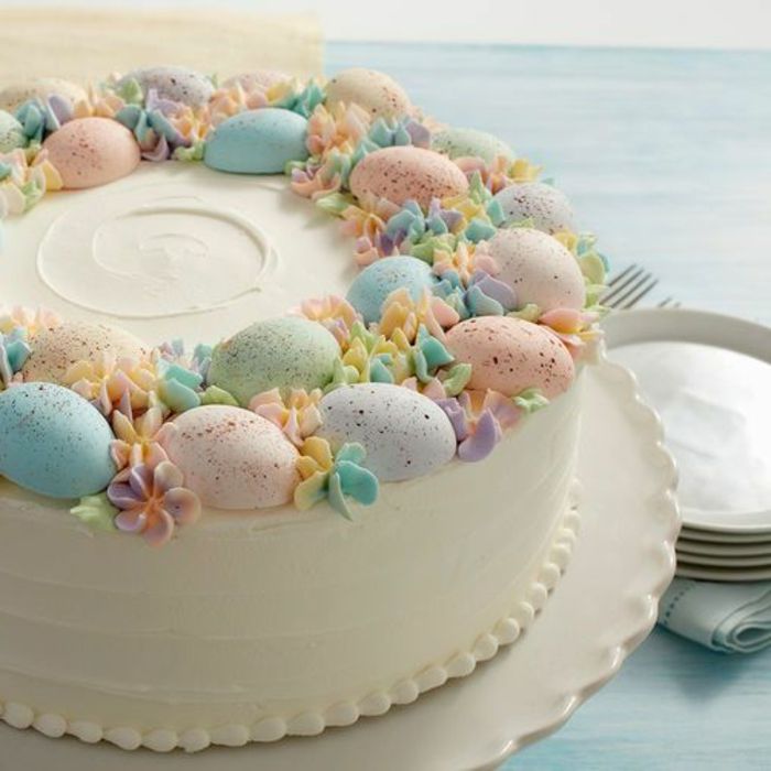 Wielkanocne dekoracje ciasto wiosenne kolory i kolorowe nakrapiane jaja