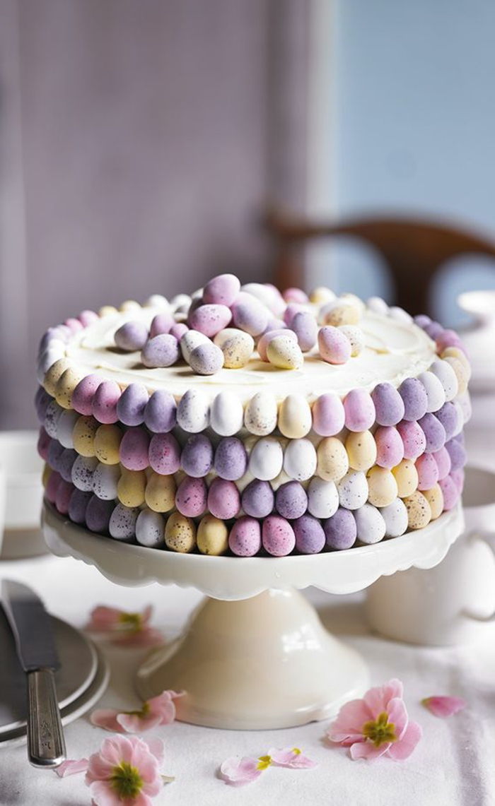 Tårta för påsk dekorerad med påskäggsgenus för semester