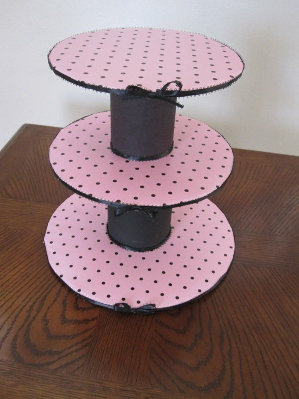 Basamento della torta-in-pink-con-black-punti-ridimensionata