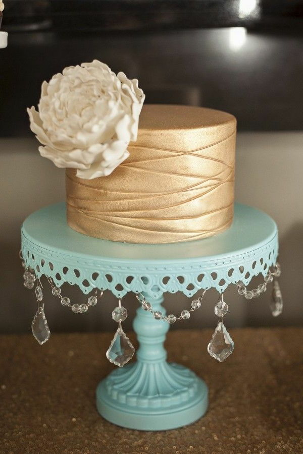 Tortas stovi-su-kristalas-in-šviežių spalvų-pakeistas