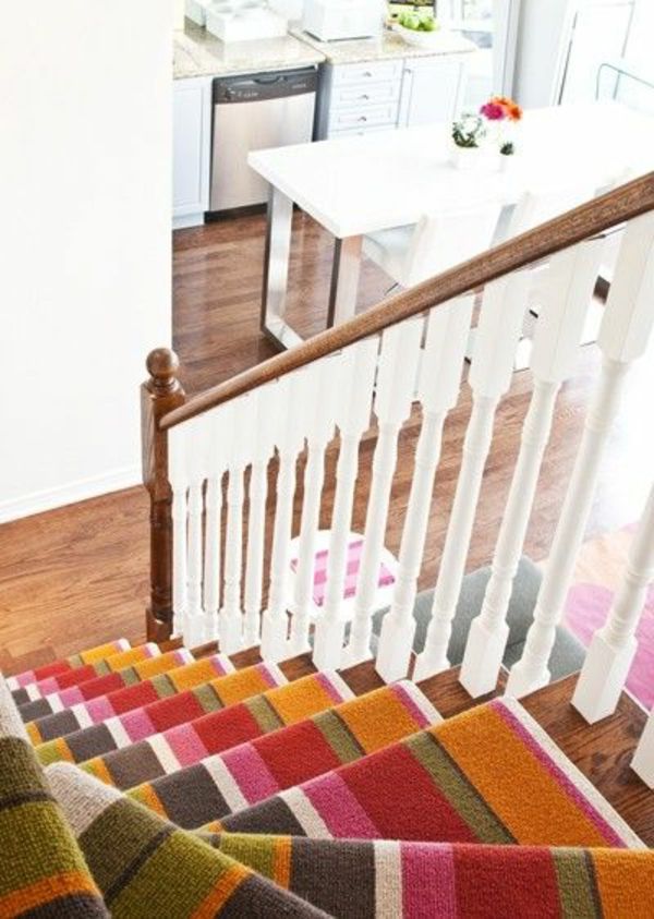 grande escada tapete em tons coloridos
