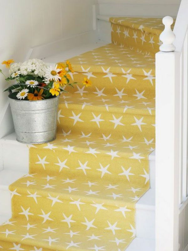 Schodiskové žltý koberec s hviezdami, kvety