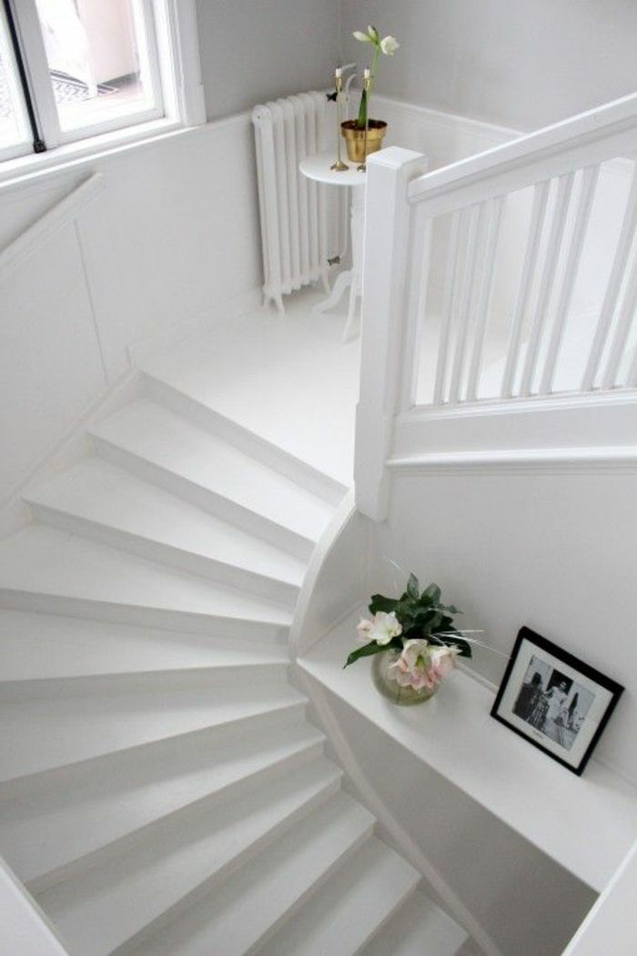 scara scară albă și elemente de decor scări