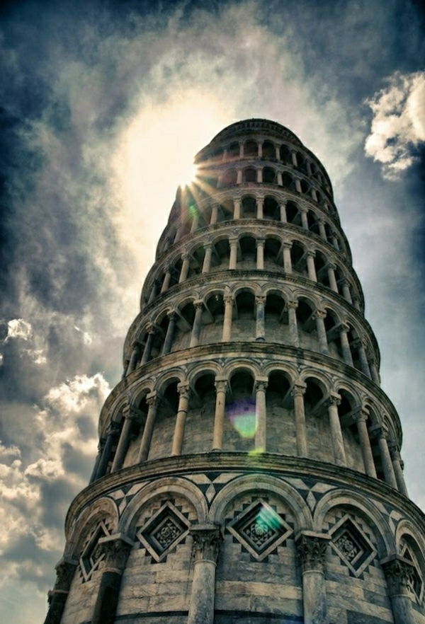 Pisa stolp nebo sonce