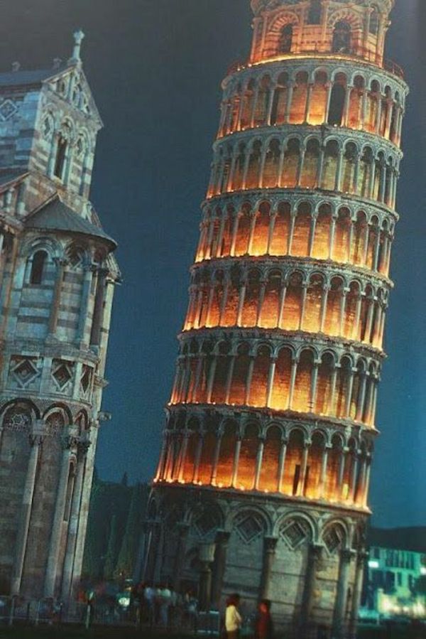 Tower of Pisa-natt lys