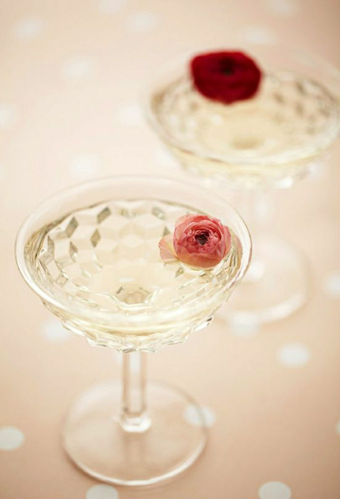 Valentino diena įkvėpė šampanas akiniai Vintage Rose