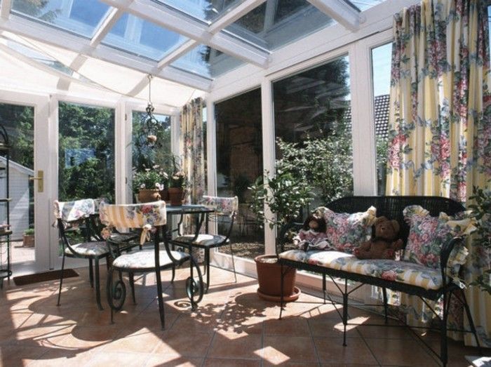 veranda-konservatoriet-bistro bord-benk-gardiner-med-blomster-utskrifter