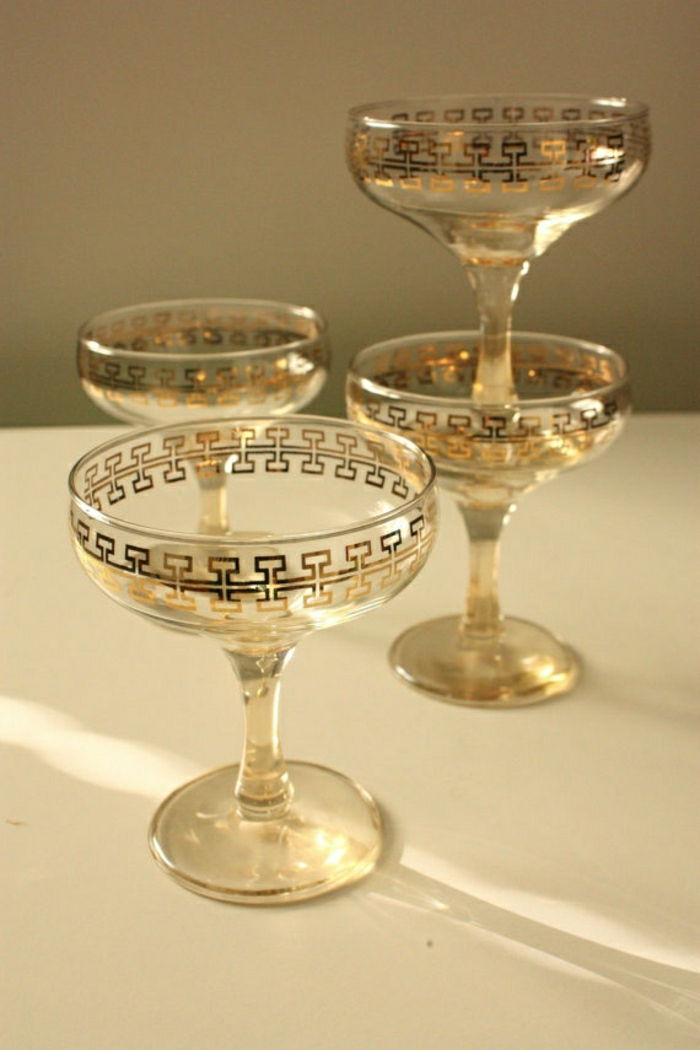 Vintage şampanya bardağı ve altın dekorasyon