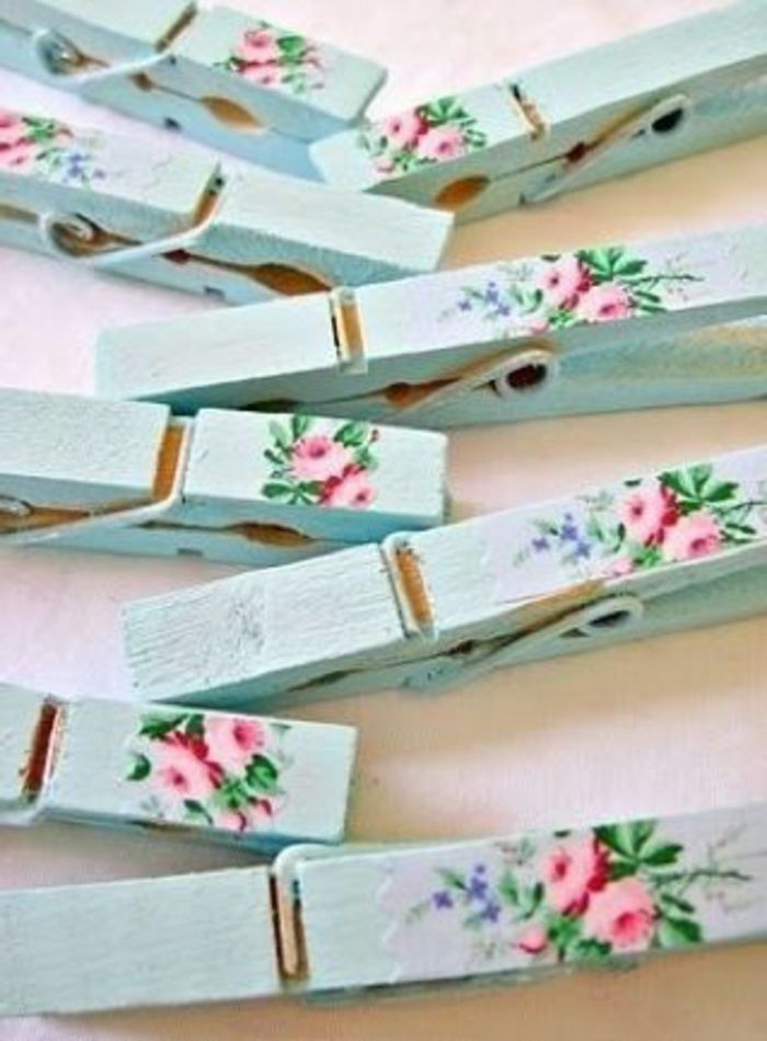 mooie wasknijper met servetten met kleine roze bloemen en groene bladeren