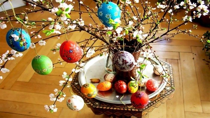 Bakgrund påsk med träd beror on-the-färgade ägget