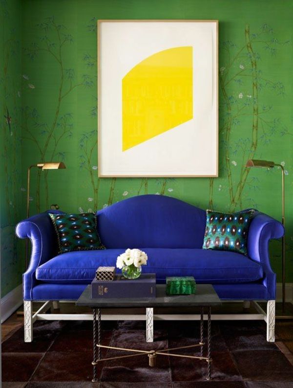 Vägg till grön färg-blå soffa