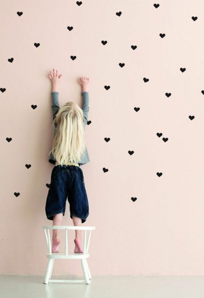 Wall tattoo-za-vrtec-črno-srčno-roza stene