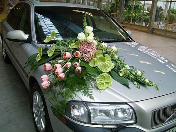 krásna dekorácia pre autá na svadbu - veľká kytica