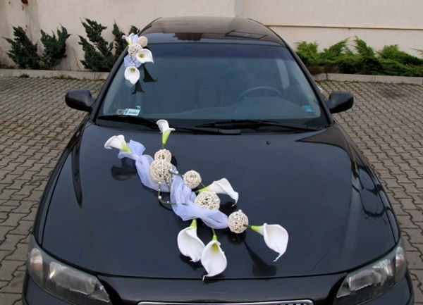 biele kvety na čiernom aute - nápad na svadobné dekorácie