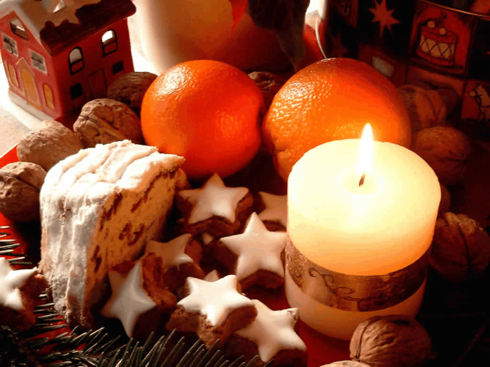 Božična večerja tabela jedo oranžno torto sveče matice