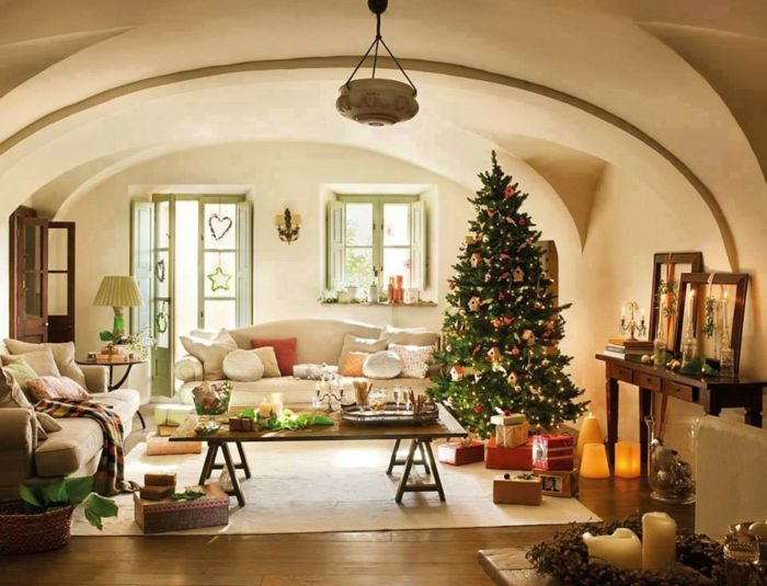 Julgran dekorerad-liten lägenhet