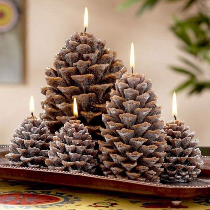 konglen med-pinecone-adventskranz-med-lys-av-jul-