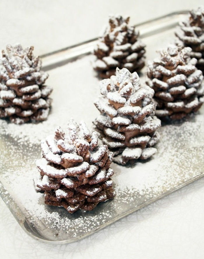 Jule-med-pinecone-med-kunstig snø-on-tavle