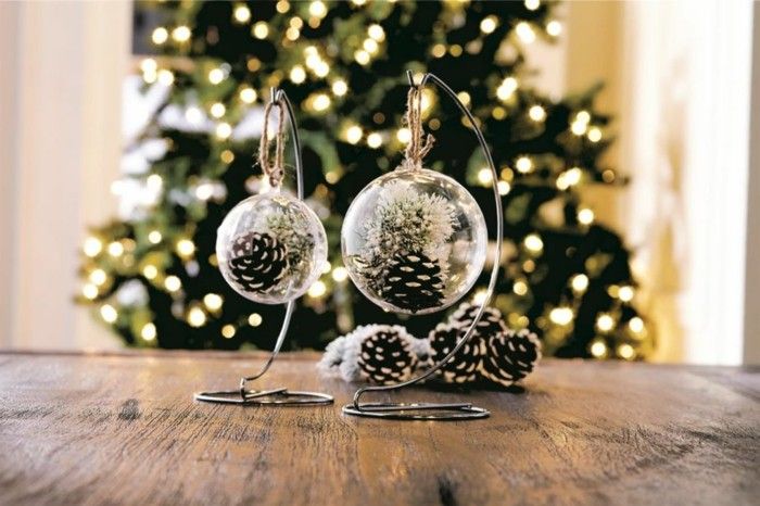 Jule-med-pinecone-journal-in-klare baller