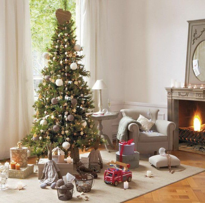 Vianočný zdobené jedľa strom darčeky sviečky