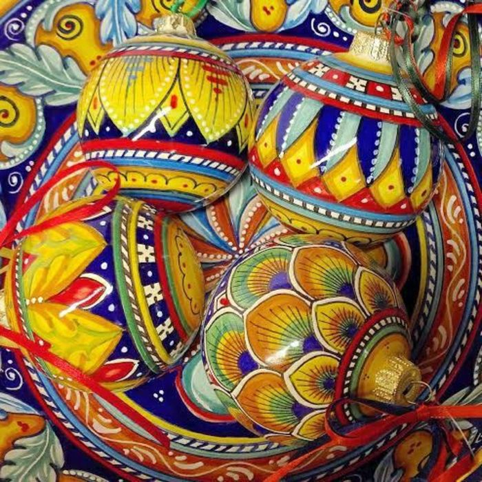Świąteczne dekoracje ręcznie malowane ceramiczne Deruta Umbria Włochy