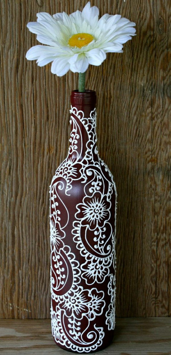 Wijnfles vaas wijn rode en witte henna decoratie gerbera