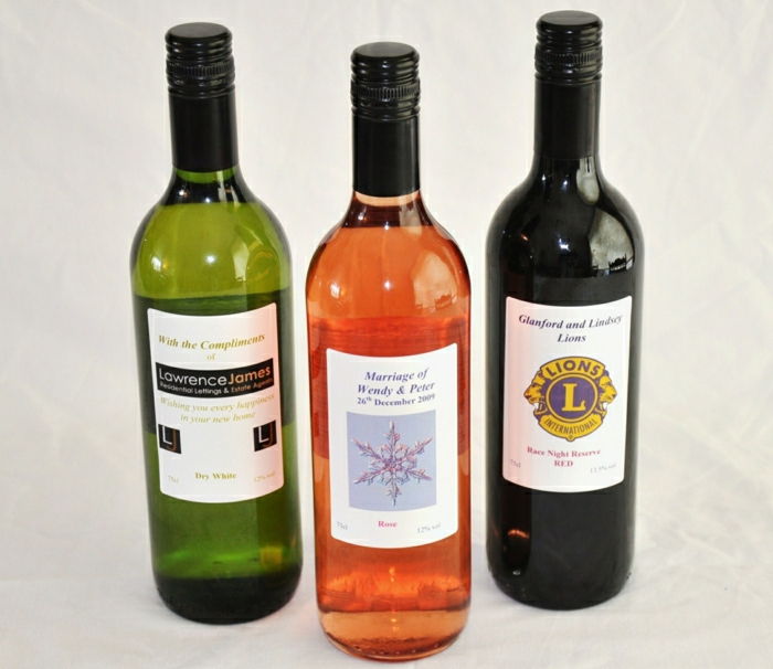 Fľaša vína s rôzne víno vínne etikety, aby samostatne