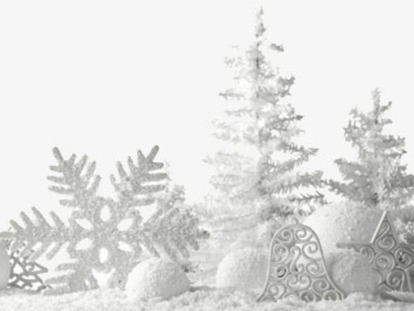 hvit juledekorasjon - snøflak ved siden av granentrær