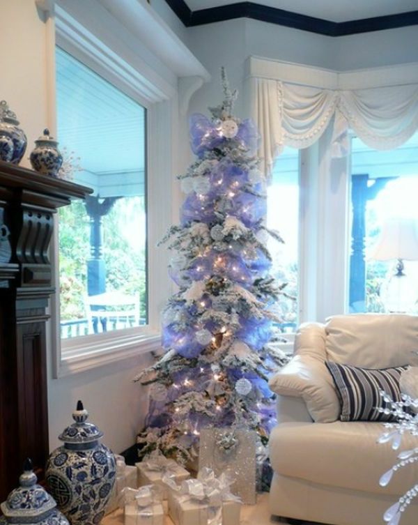 białe świąteczne dekoracje do salonu - fantazyjne choinki