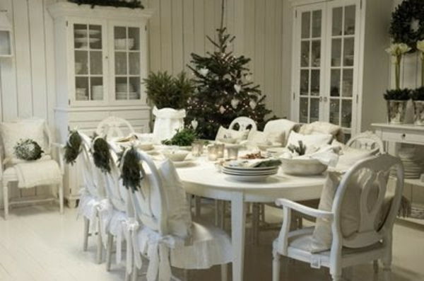 białe świąteczne dekoracje - w dużej eleganckiej jadalni
