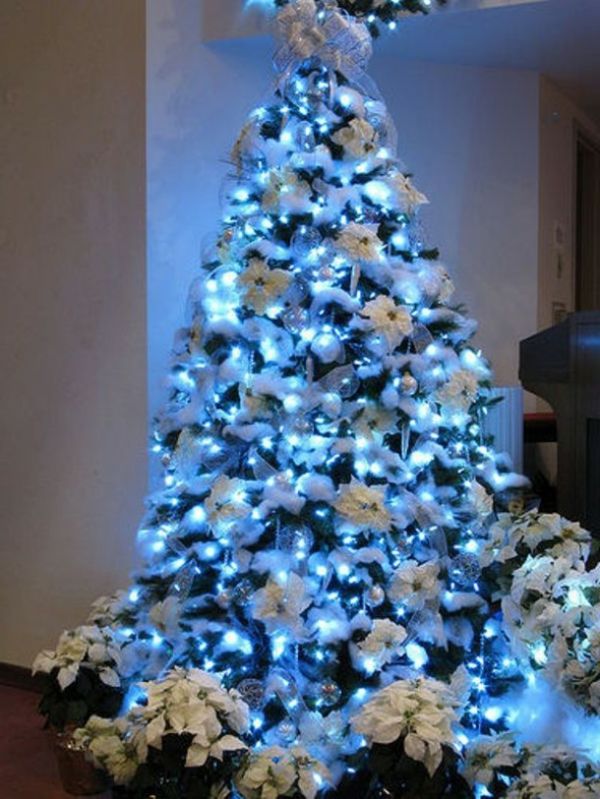vit juldekoration - vackert julgran med blå belysning